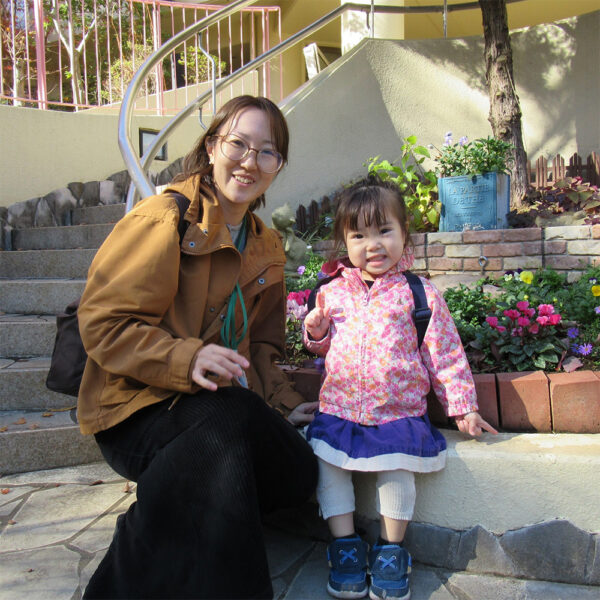 親子で入園する様子